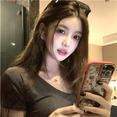 高山下的花环海报